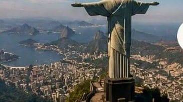 Vista aérea do Cristo Redentor durante o passeio de helicóptero